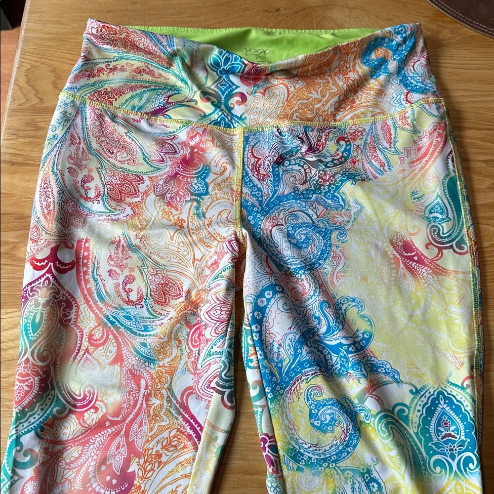 VOGO Athletica Multicolor paisley pattern Legging capris